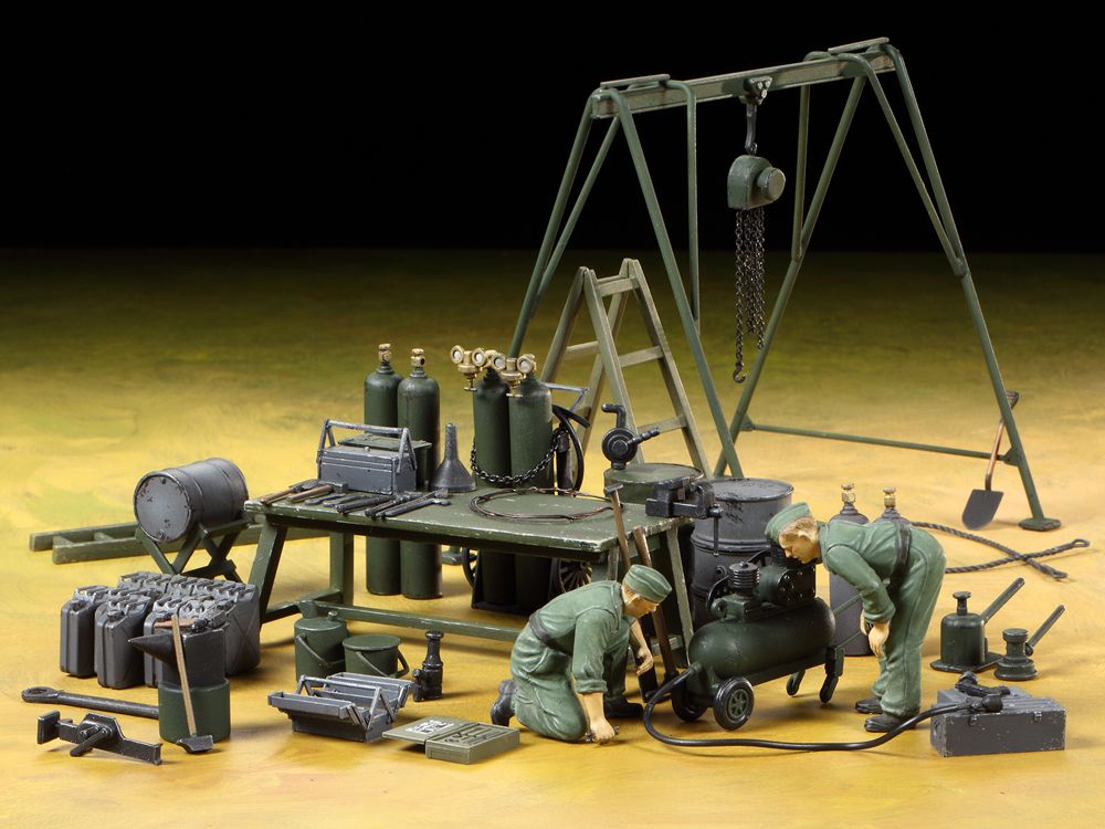 1/35 German Field Maintenance Team & Equipment Set